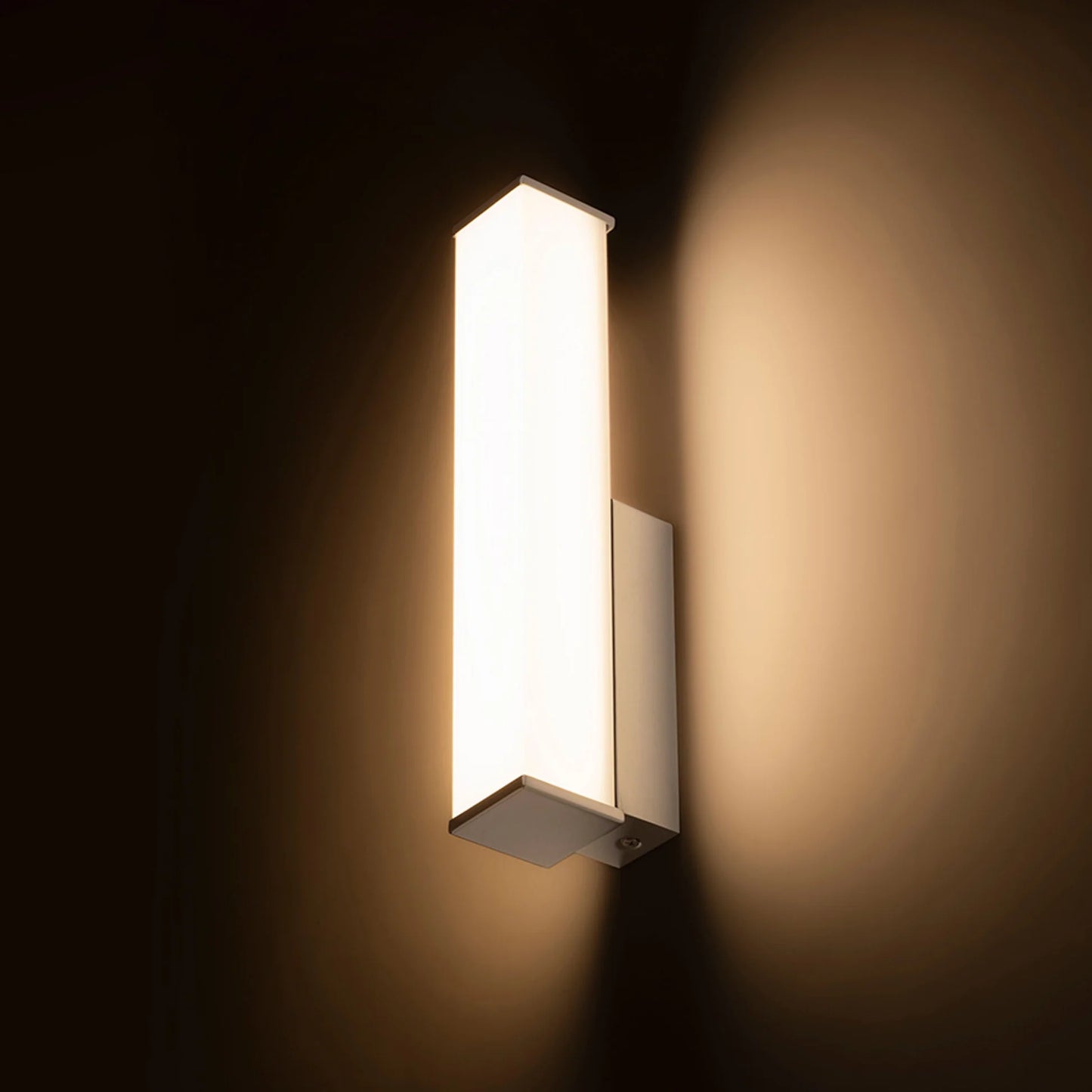 Aplica LED IP44 cu abajur opal si baza cromata